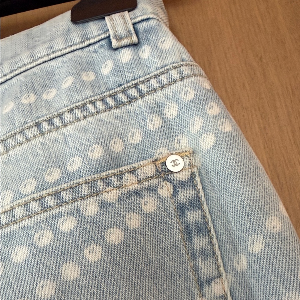 CHANEL  25p light wash straight leg - Picture 6 of 8